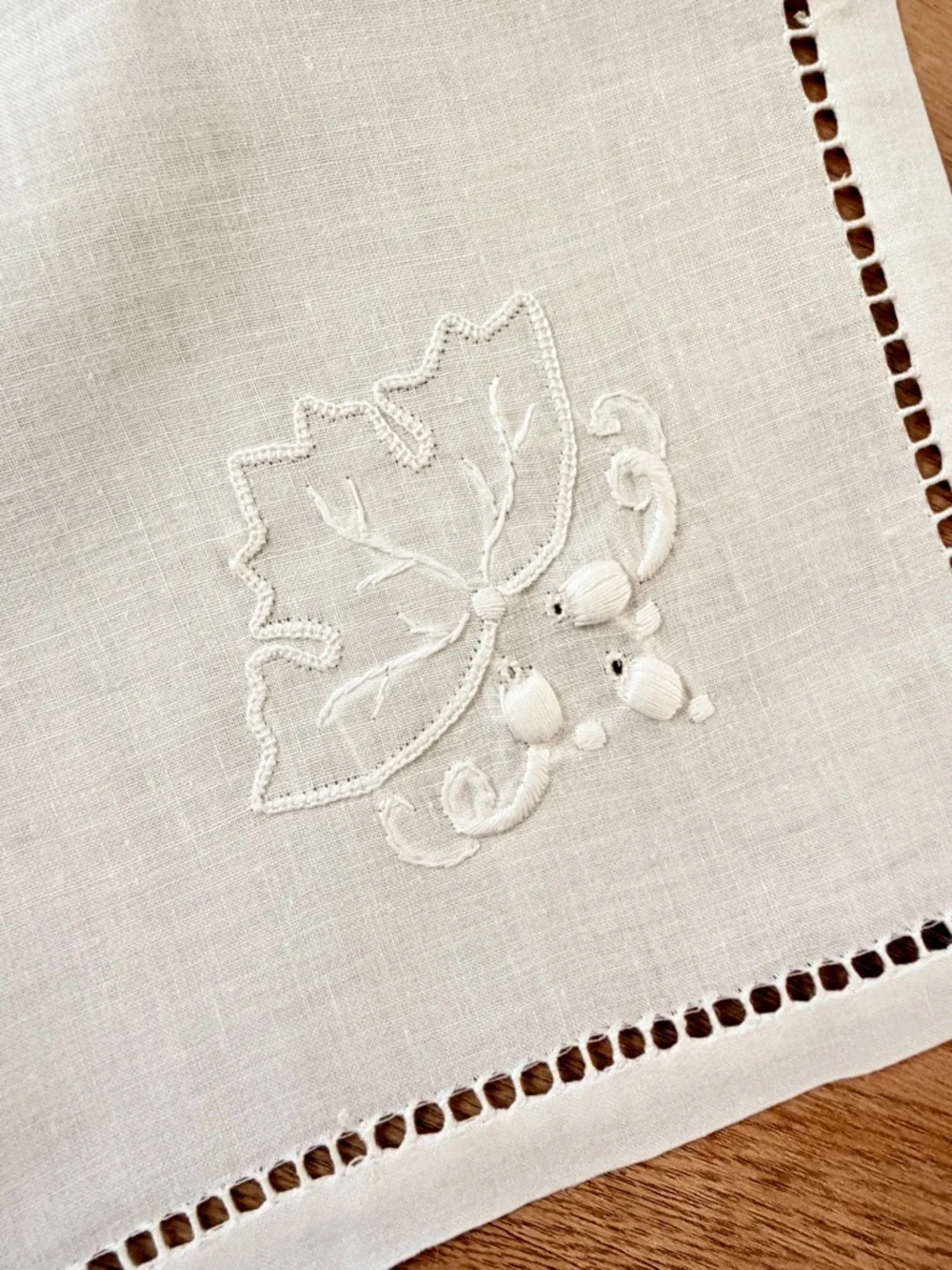 White Linen‎ Embroidered Grape Tablecloth & 8 Napkins Set 96” X 52.5”Vintage